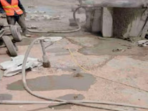 遂川水泥混凝土路面板底注浆技术 路面脱空注浆整治方案